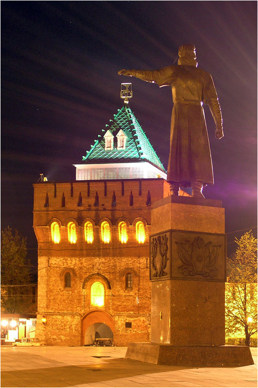 Кремль. Дмитриевская башня и памятник Минину
